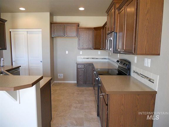 4th image of 313 Voyage Ave