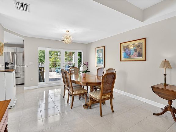 4th image of 323 Navarre Ave APT 403