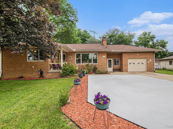 2126 Covert Rd, Burton, MI 48509