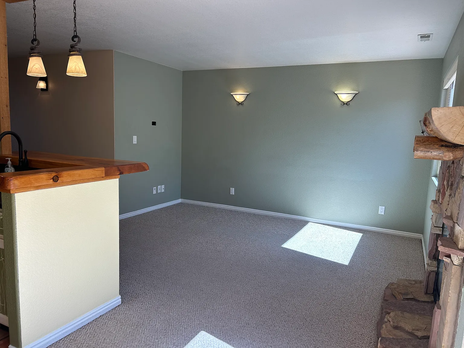 3 bed, 1100 sqft, $2,100 — Photo 4