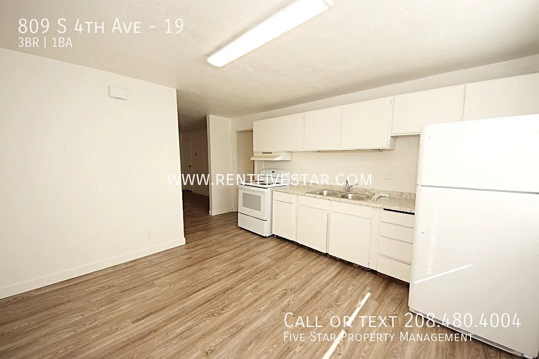 3 Bedroom Apartment 1 Block From ISU Campus! — Photo 4