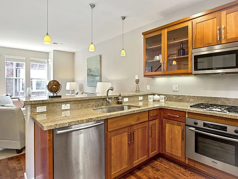 (Kitchen)Photos are from when the property was previously staged