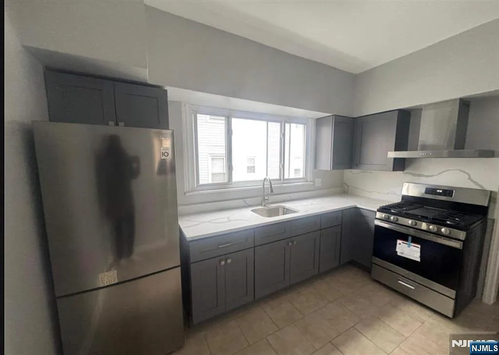 2 bed, 1.0 bath, $2,400 — Photo 4