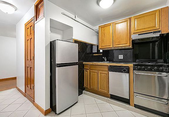 3rd image of 56 Macdougal St APT 18