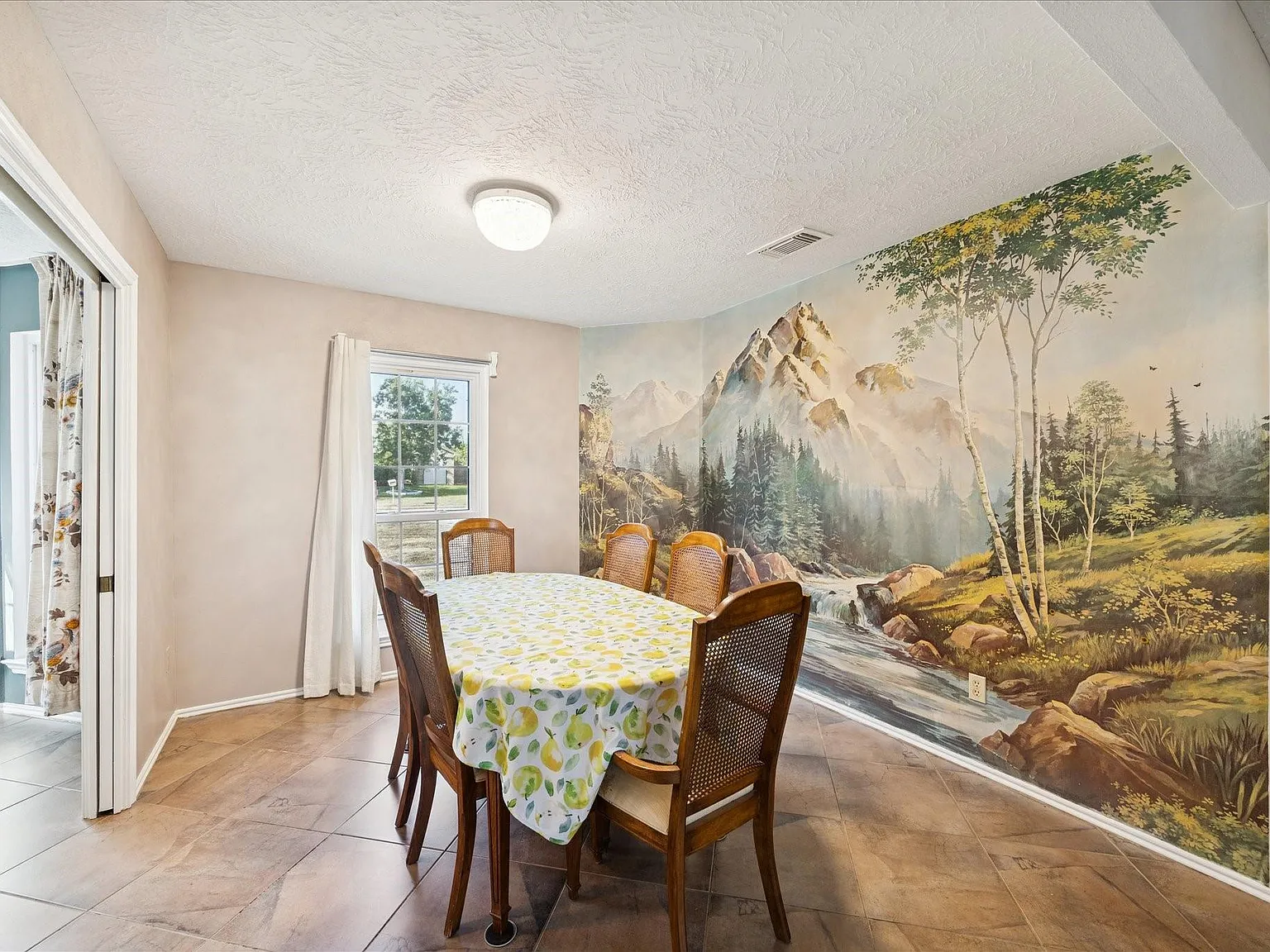 4 bed, 2.5 bath, 2451 sqft, $2,100 — Photo 2