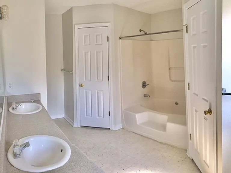 4266 Lancaster Dr — Photo 7