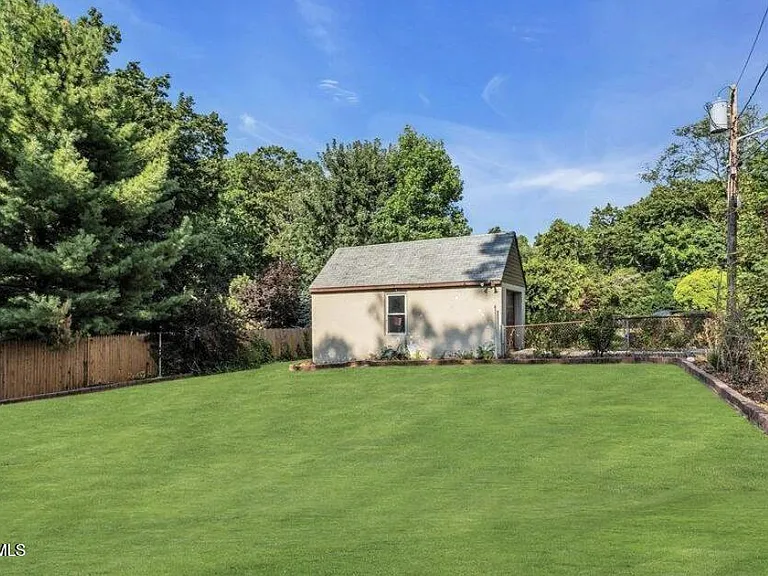 402 Ryders Ln — Photo 28
