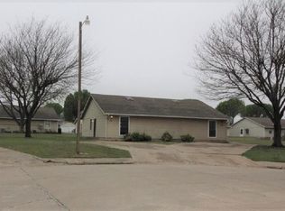 703 NE 11th St, Moore, OK 73160