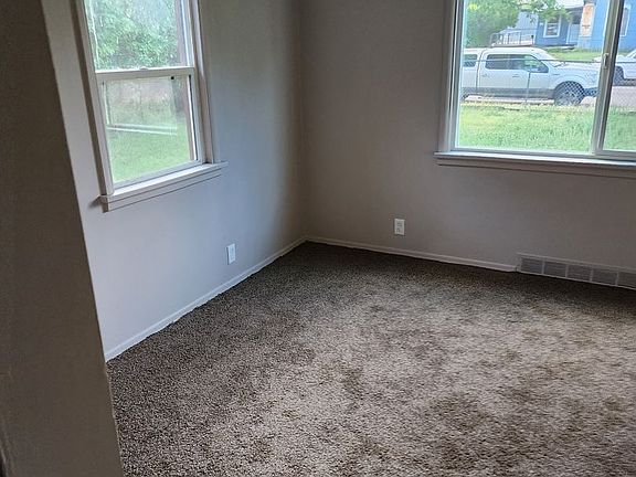 5th image of 521 8th Ave S