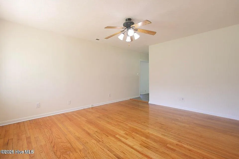 3 bed, 1.5 bath, 1378 sqft, $1,600 — Photo 3