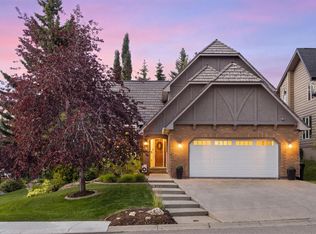 440 N Coach Light Bay SW, Calgary, AB T3H 1Z2