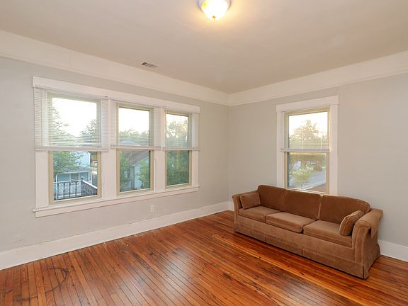 Upstairs front bedroom