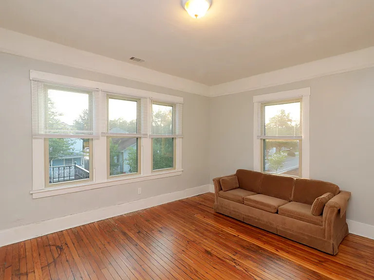 Upstairs front bedroom