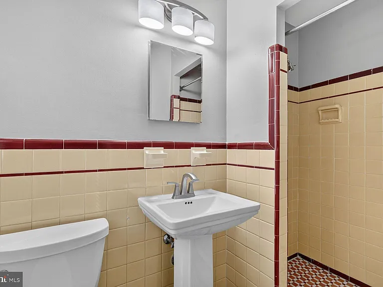 7215 Rollingwood Dr — Photo 14