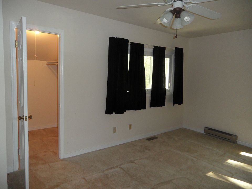 Master has walkin closet