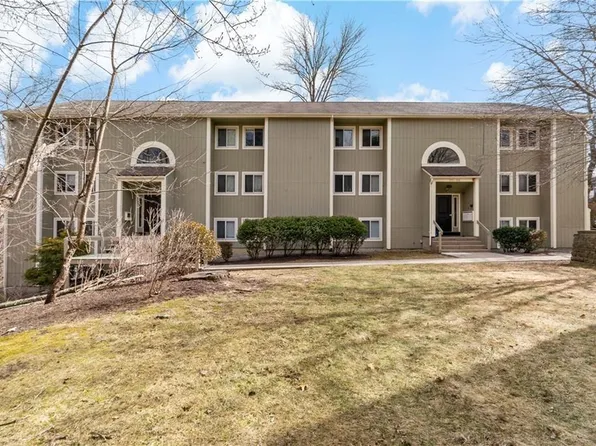 400 New River Rd APT 402, Lincoln, RI 02838