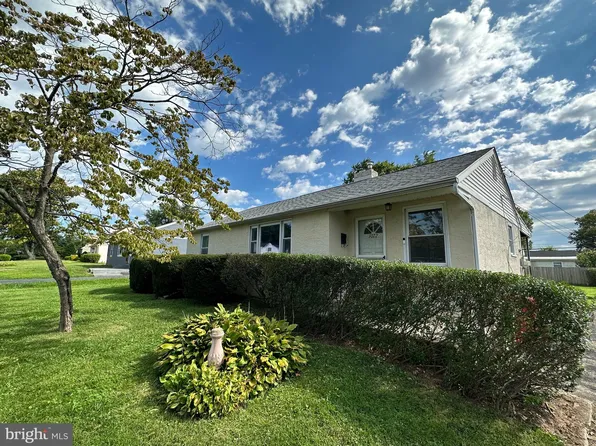 1022 Thrush Ln, Audubon, PA 19403