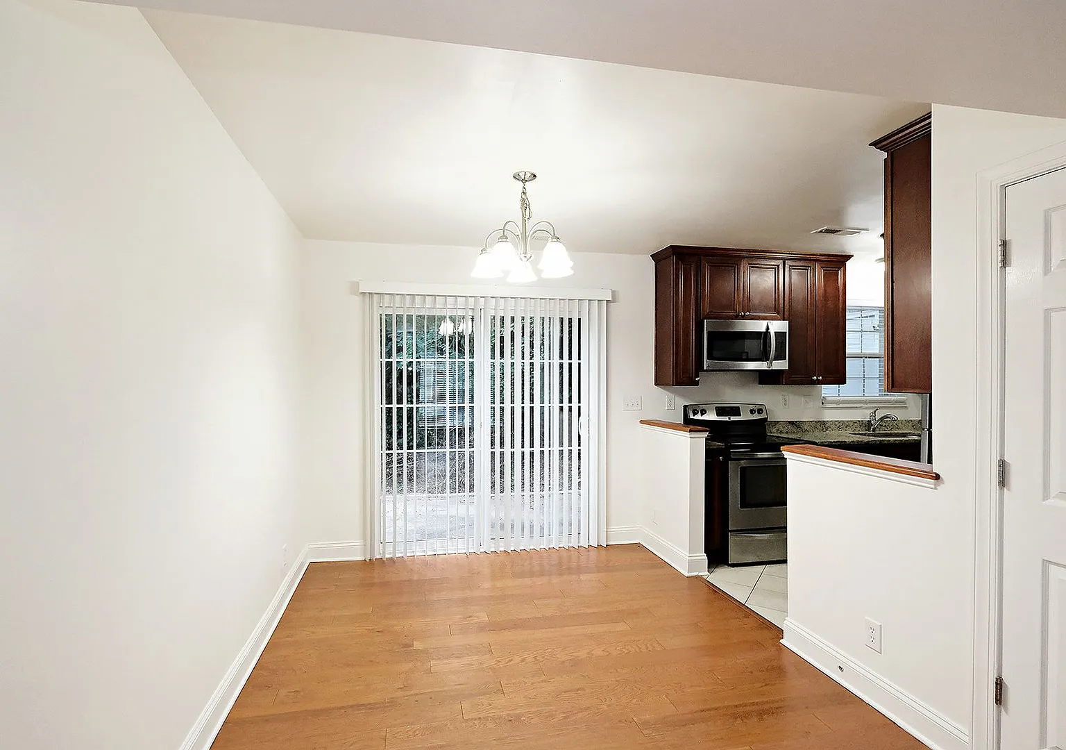 Pet-Friendly 3BR Duplex Near 5th Street Station, Downtown, & UVA — Photo 3
