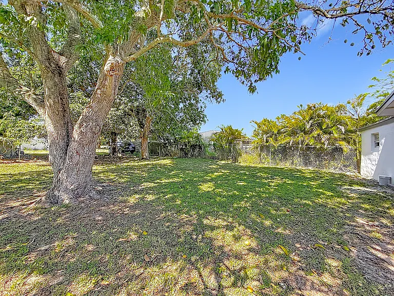 10235 SW 177th St — Photo 40