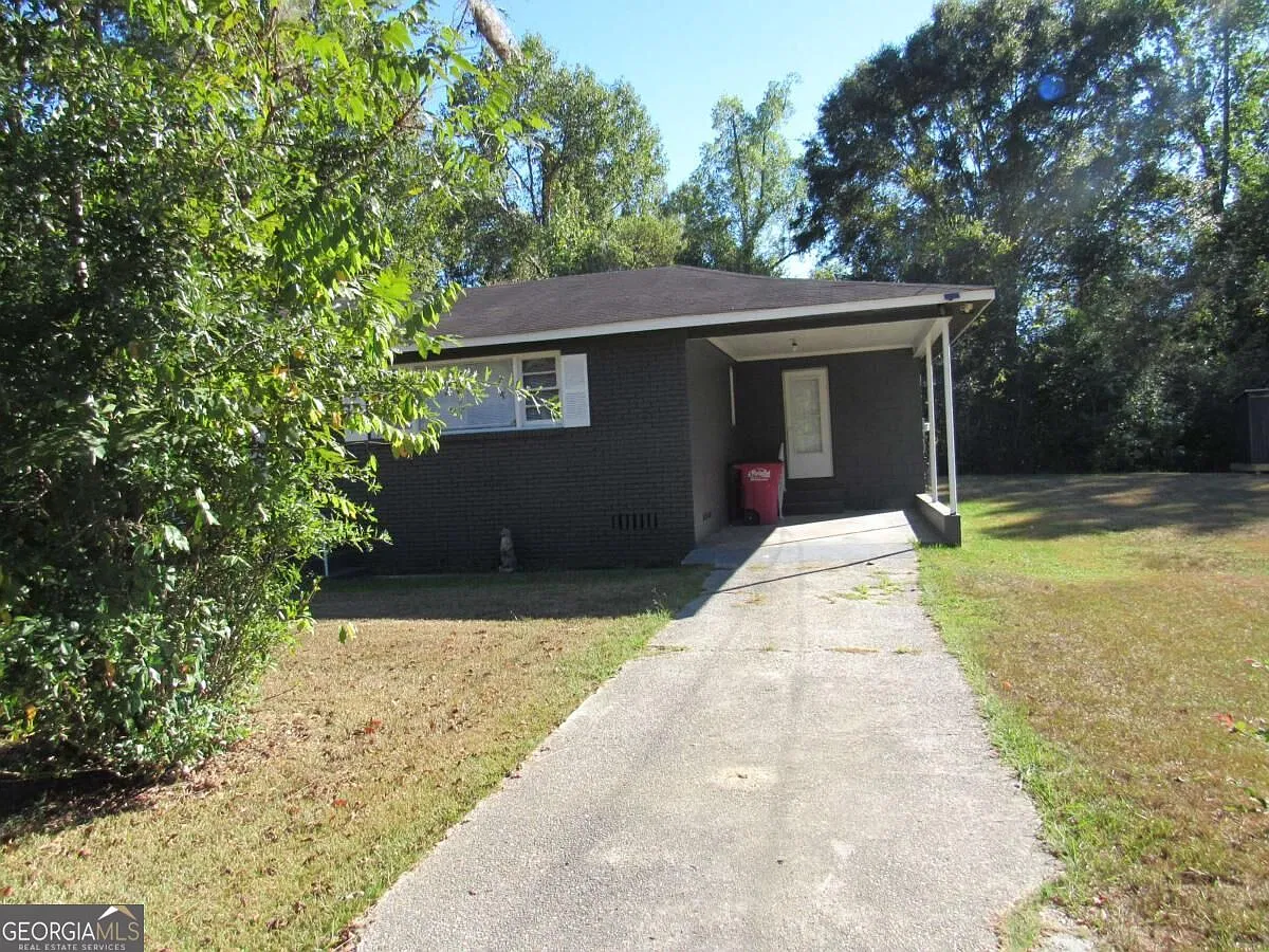 3 bed, 1.0 bath, 1152 sqft, $1,200 — Photo 3