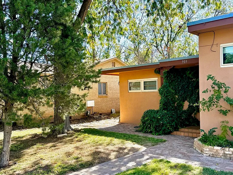 903 W Riverside Dr #A — Photo 1