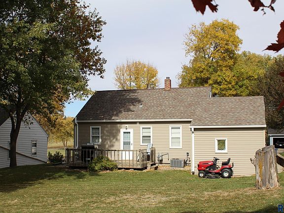 2nd image of 607 W Luverne St