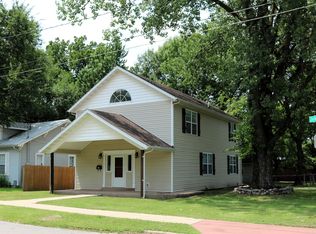 1353 N Johnston Ave, Springfield, MO 65802