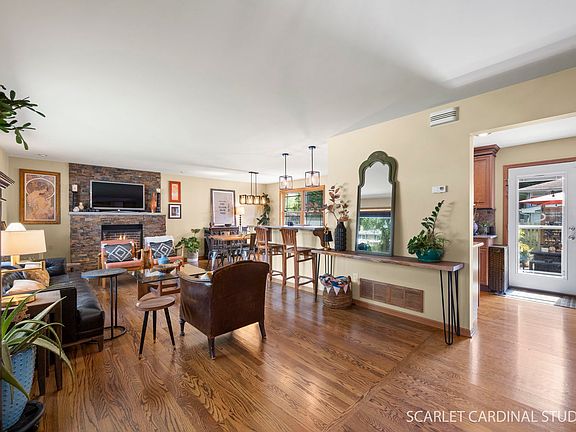 3rd image of 328 Spruce Dr