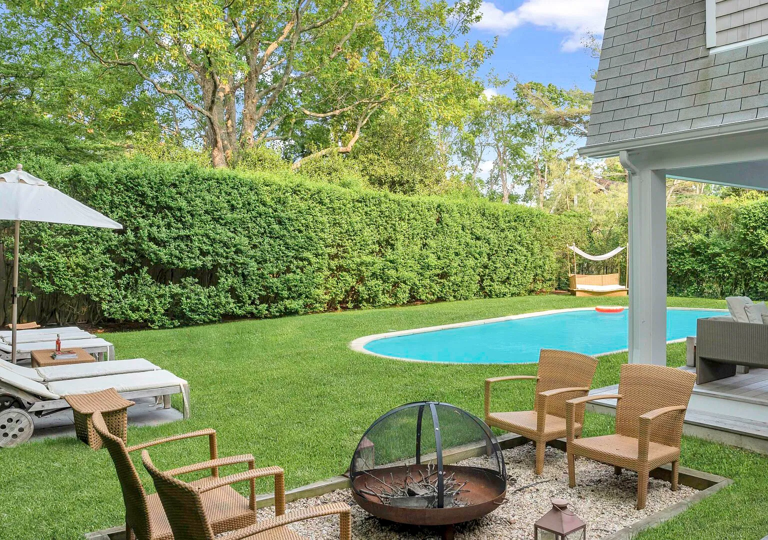 Beautiful Southampton Village Home, with Private Pool in Town — Photo 4