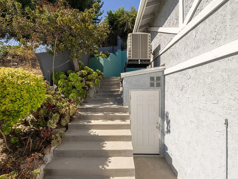 339 Isabel St — Photo 43