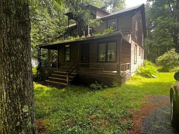 2306 Paxmont Dr, Pocono Pines, PA 18350