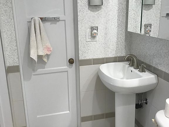 4th image of 7261 Beverly Blvd #570