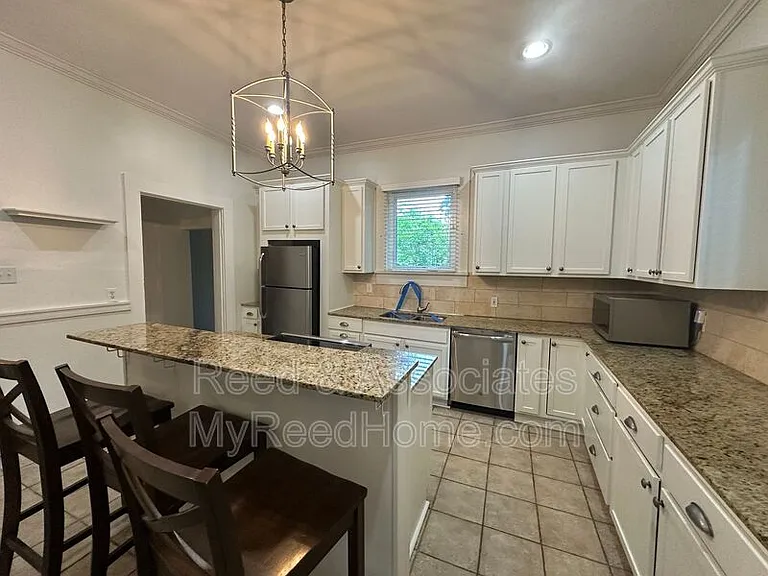 1042 Blythe St — Photo 5