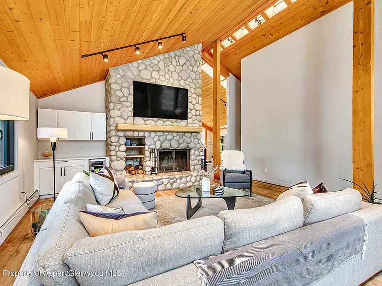 432 Fairway Dr — Photo 2