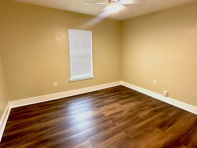 6834 Victoria Ave — Photo 5