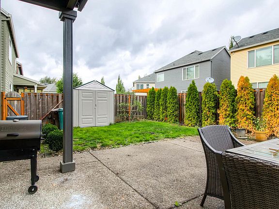 3rd image of 1001 SE Roundelay St