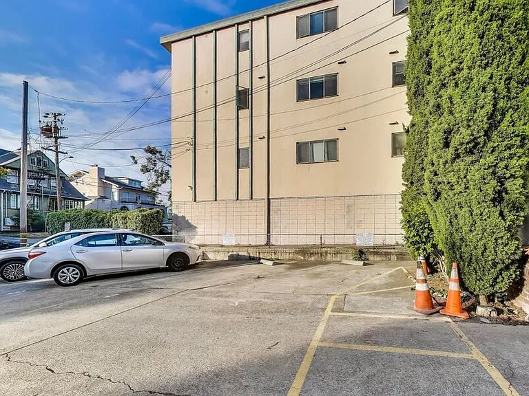 430 Vernon St #10 — Photo 16