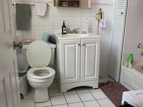 4th image of 900 N Western Ave APT 3MW