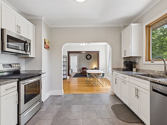 3rd image of 94 Hollis St