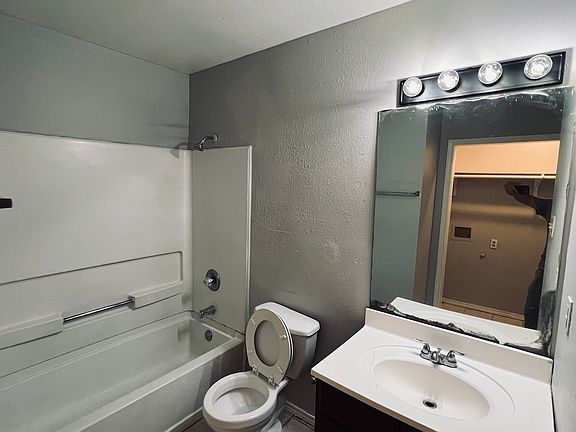 5th image of 402-404 Amires Pl