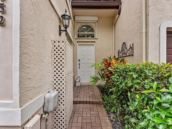 3rd image of 352 NE 7th Avenue