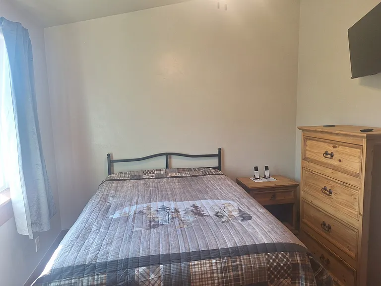 Middle bedroom full size bed.