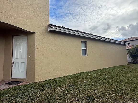 4th image of 3910 NE 13th Dr