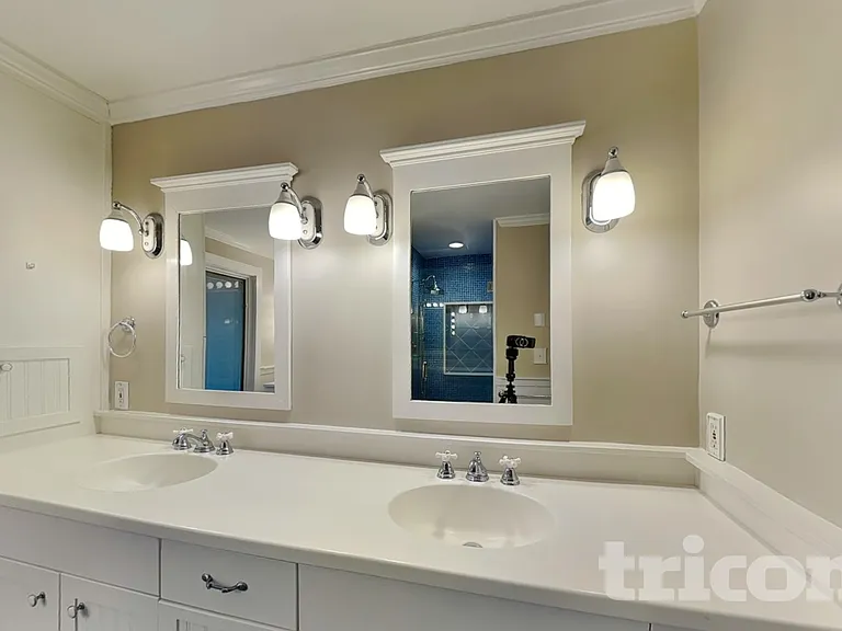 1040 Huntcliff — Photo 11