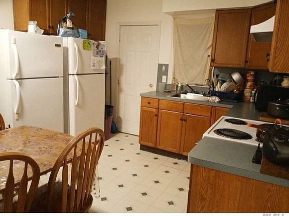 2nd image of 25 Jamaica Ave
