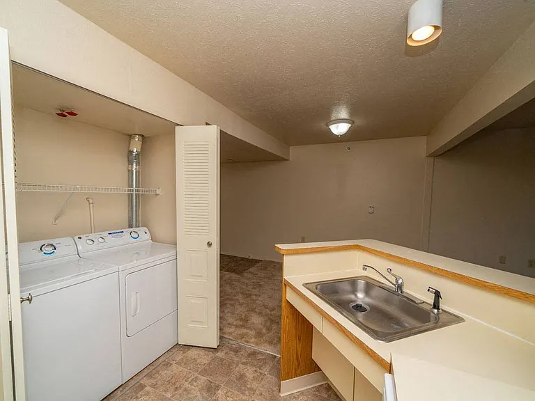Windmill Lakes Apartments — Photo 9