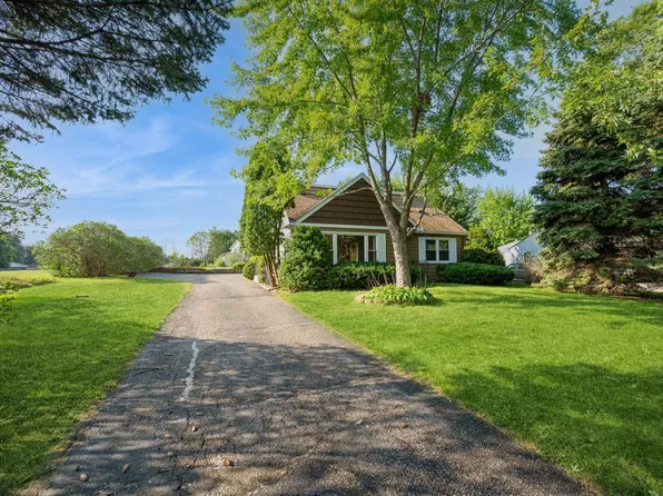 665 98th St E, Bloomington, MN 55420