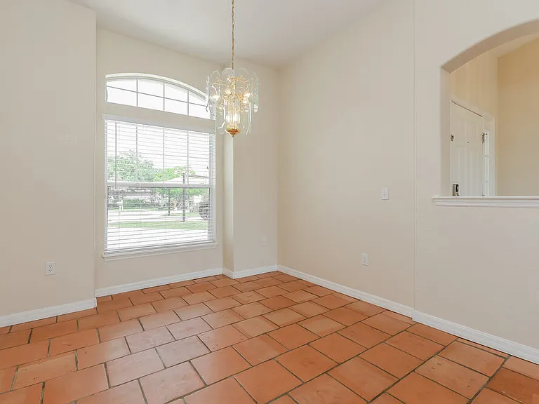 1001 Gary Dr — Photo 5