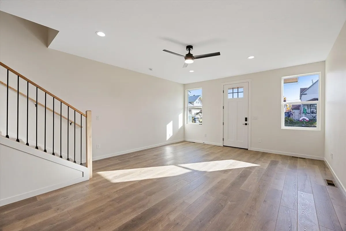 Building Photo - 717 E Lacrosse Ave #1