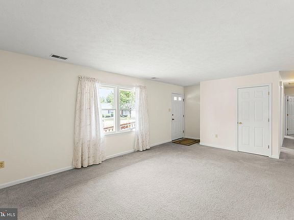 4th image of 105 Price Dr